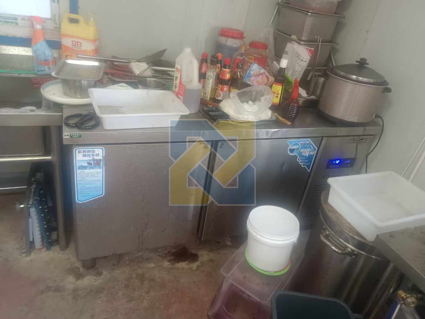 大展柜，小展柜，各一个，不锈钢冷藏柜两个